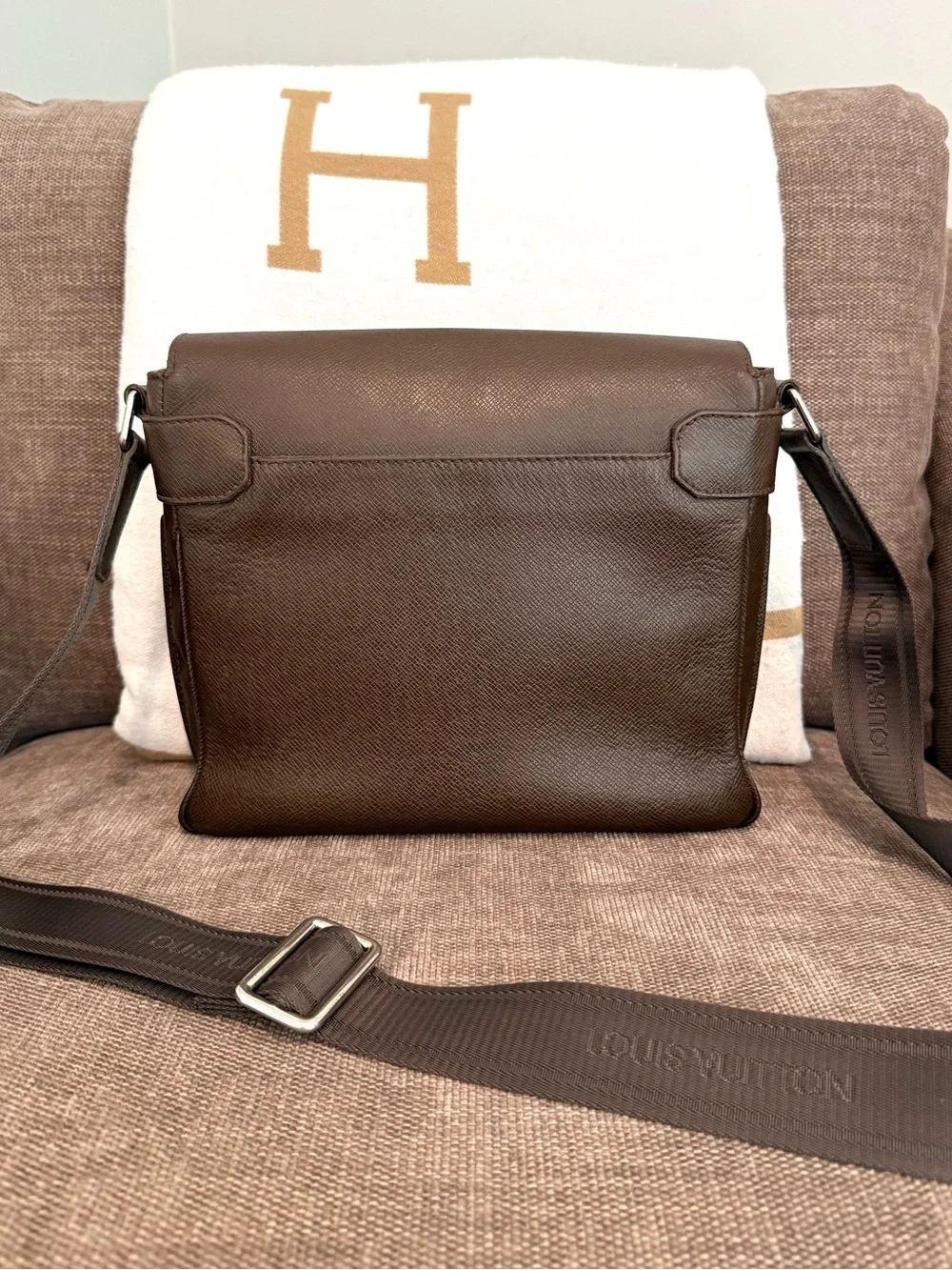 Authentic Louis Vuitton Roman Messenger bag M32852 brown taiga leather LV